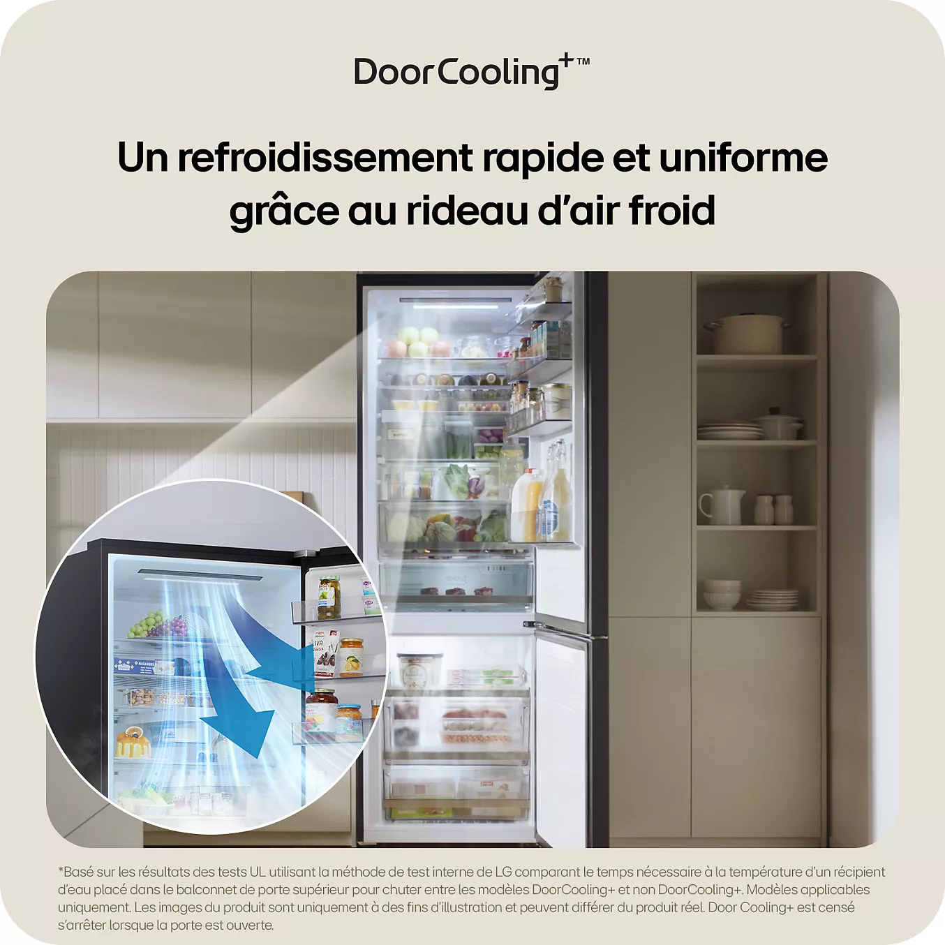 Le réfrigérateur LG GBBSJ20DEP trône dans une cuisine moderne, dévoilant des aliments et des boissons soigneusement rangés sur ses étagères, le tout brillamment éclairé par l'éclairage intérieur.