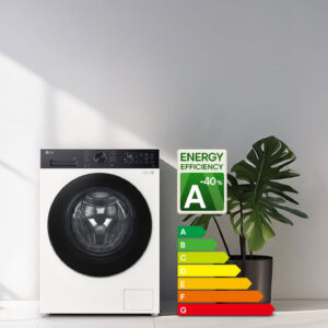 Le lave-linge à chargement frontal LG F14X56WHST est placé à côté d'une plante pleine de vie, avec un tableau de classement énergétique qui met clairement en avant sa performance de classe A.