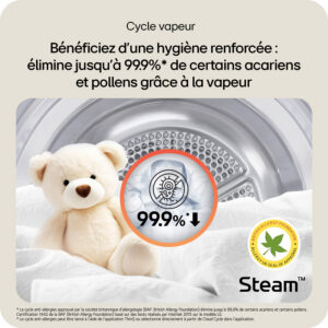 Un ours en peluche blanc est placé à l'intérieur d'un sèche-linge, avec des icônes représentant l'hygiène par la vapeur et une allégation de suppression des allergènes à 99,9 % mise en avant, illustrant ainsi la technologie de nettoyage avancée du lave-linge à chargement frontal LG F94X56WHST.
