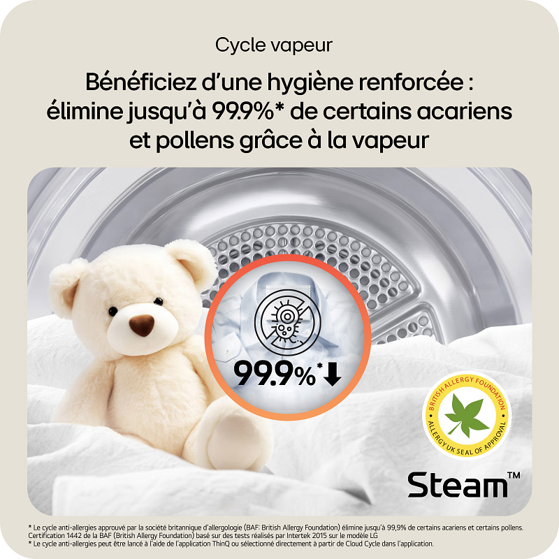 Un ours en peluche blanc est placé à l'intérieur d'un sèche-linge, avec des icônes représentant l'hygiène par la vapeur et une allégation de suppression des allergènes à 99,9 % mise en avant, illustrant ainsi la technologie de nettoyage avancée du lave-linge à chargement frontal LG F94X56WHST.