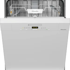 Un lave-vaisselle MIELE G 5510 BB blanc, la porte ouverte, montrant des paniers vides et un écran numérique sur le panneau avant.