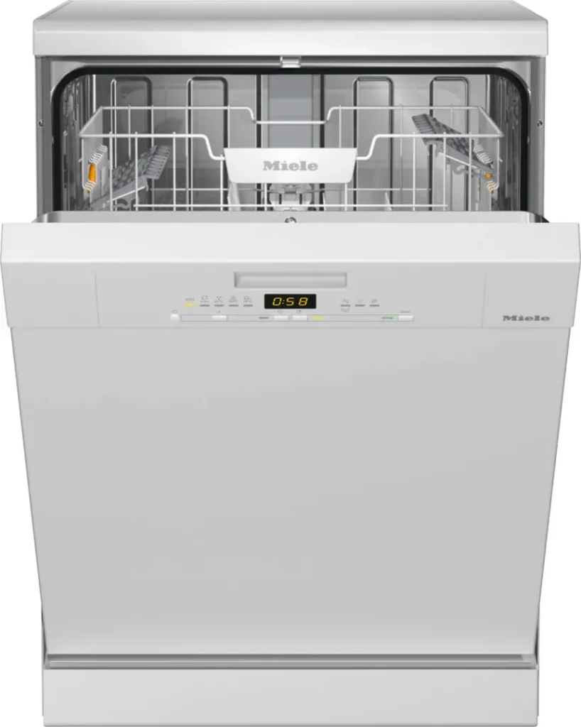 Un lave-vaisselle MIELE G 5510 BB blanc, la porte ouverte, montrant des paniers vides et un écran numérique sur le panneau avant.
