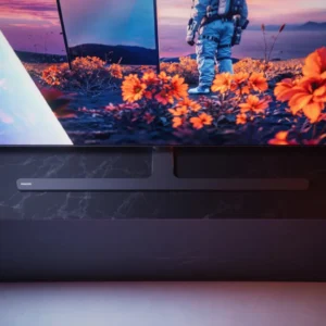 Un téléviseur OLED PHILIPS 55OLED851 (Copie) affiche l'image d'un astronaute dans un champ de fleurs orange, avec une barre de son noire placée sous l'écran.