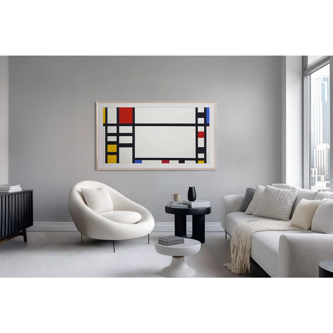 Salon moderne avec un canapé blanc, un fauteuil rond, des œuvres d'art abstraites et des tables d'appoint, le tout devant un mur gris. L'espace est mis en valeur par le téléviseur SAMSUNG TQ55LS03HW THE FRAME, qui s'intègre parfaitement au décor comme une œuvre d'art.