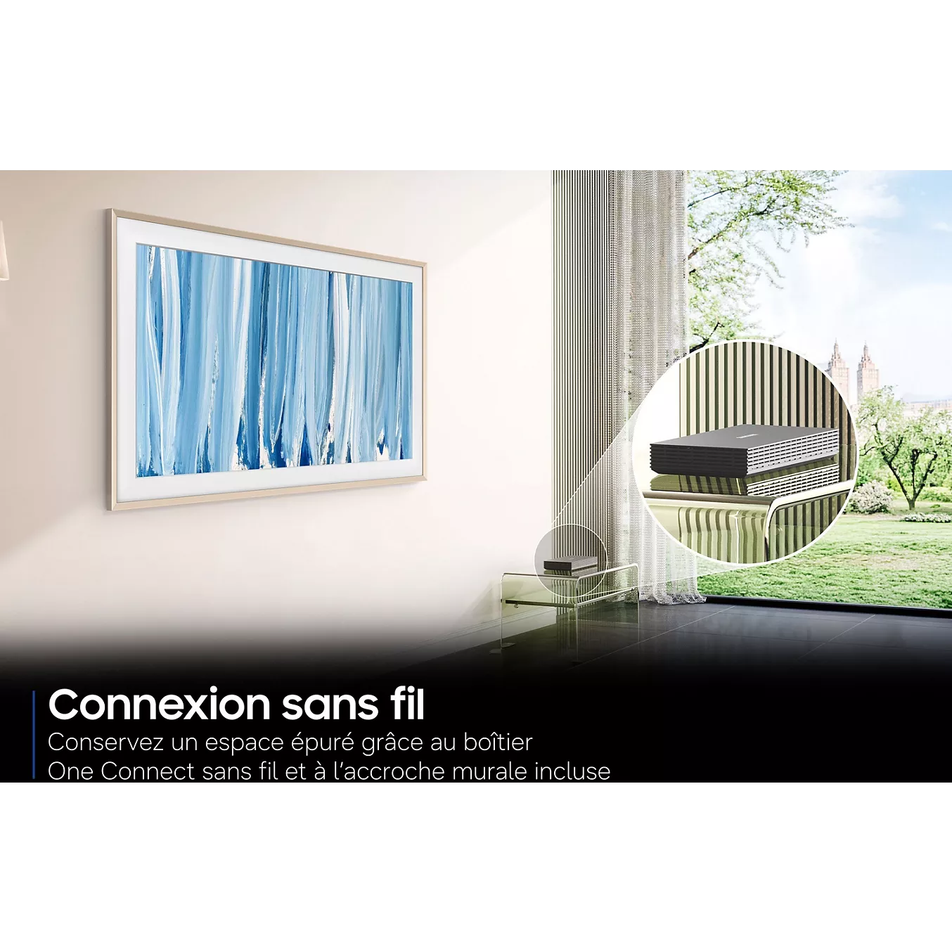 Le téléviseur SAMSUNG TQ55LS03HW THE FRAME met en valeur une œuvre d'art bleue, avec un gros plan sur un décodeur fin posé sur une table en verre près d'une fenêtre.