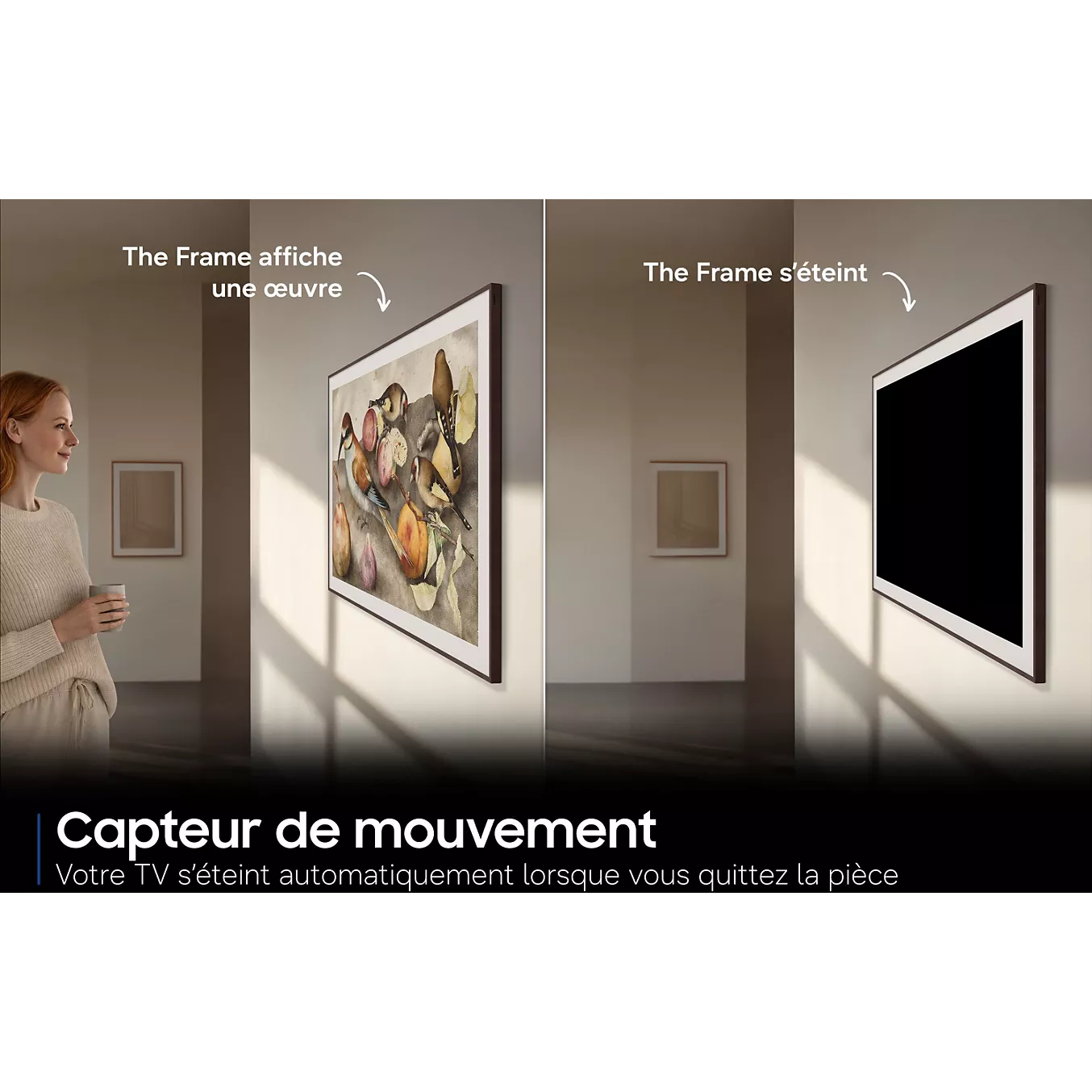 Une femme tenant une tasse contemple un téléviseur encadré diffusant des œuvres d'art ; le SAMSUNG TQ55LS03HW THE FRAME s'éteint automatiquement lorsque la pièce est inoccupée.