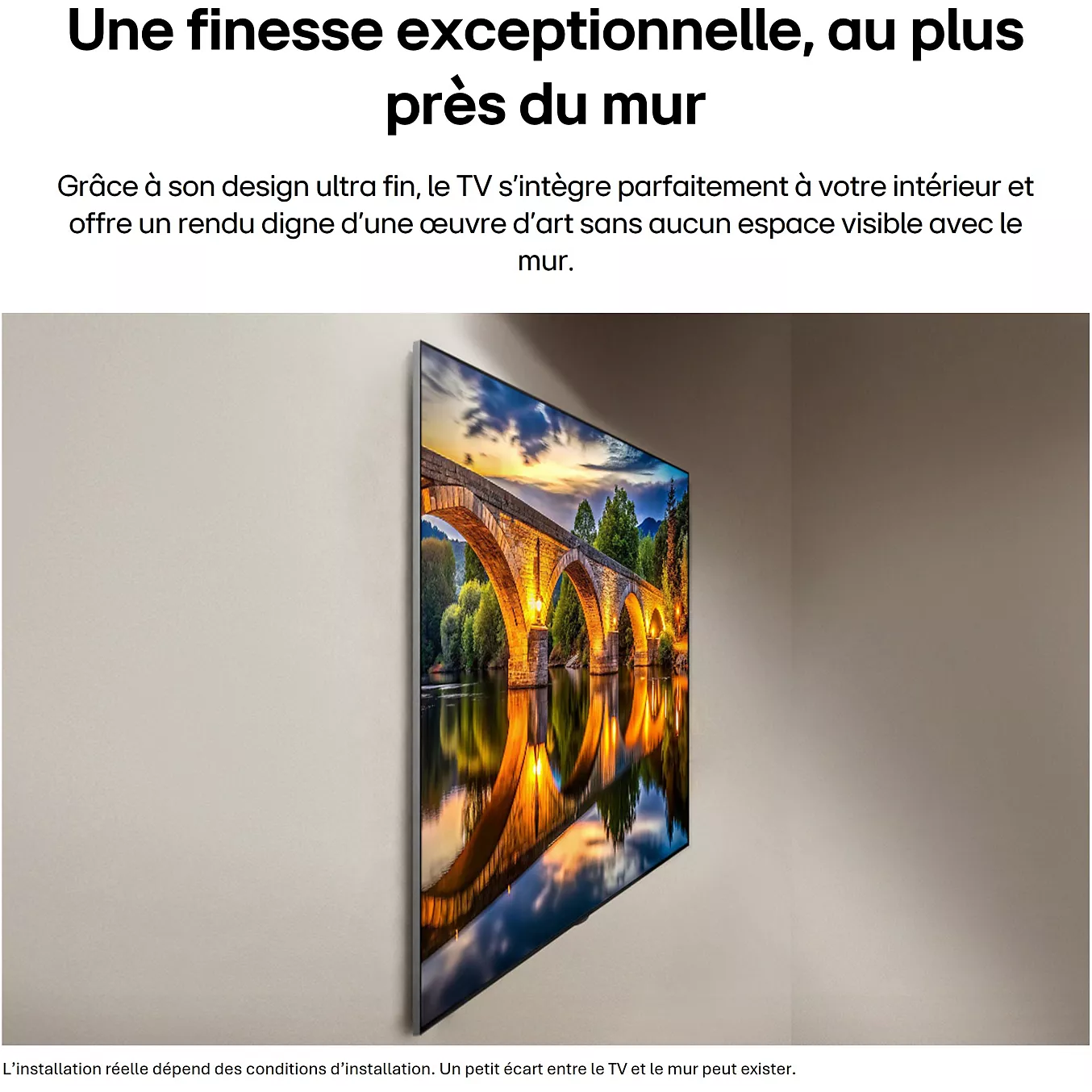 Le téléviseur ultra-fin LG OLED55G66 2026, fixé au mur, affiche l'image d'un pont pittoresque et s'intègre parfaitement dans cette pièce moderne, mettant ainsi en valeur son design avant-gardiste.