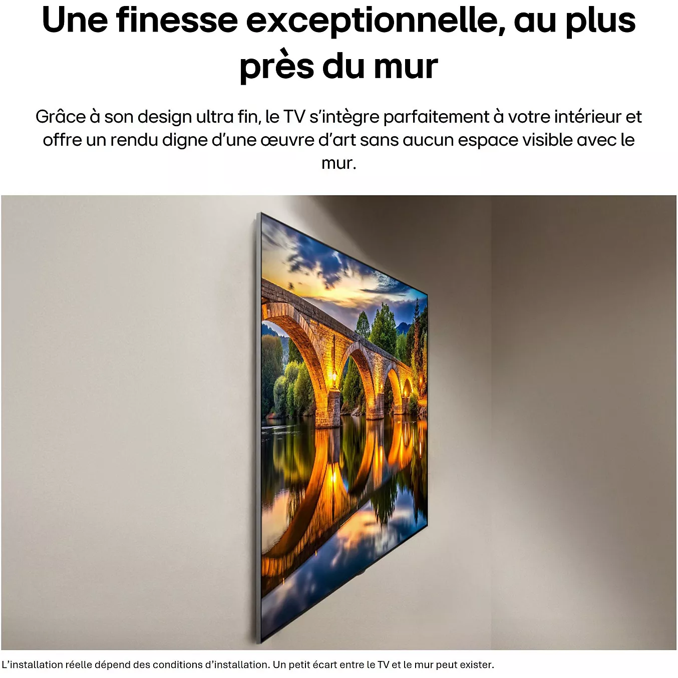 Le LG OLED77G5 2026 GALLERY DESIGN, un téléviseur ultraplat doté du design « Gallery Design », est fixé à fleur de mur et affiche l'image éclatante d'un pont illuminé surplombant un cours d'eau, offrant une expérience visuelle immersive pour 2026.