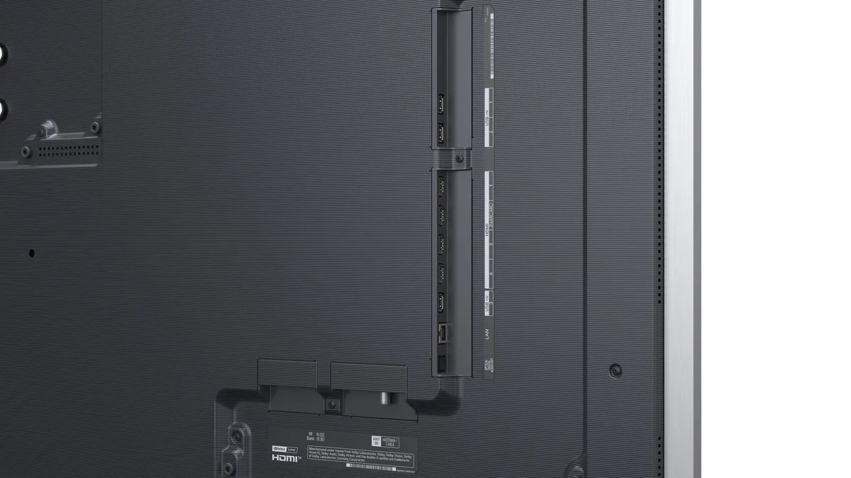 Gros plan sur l'arrière du téléviseur LG OLED77G5 2026 GALLERY DESIGN, mettant en valeur son design épuré « Gallery Design » et présentant une gamme de ports, notamment des connexions HDMI, USB et audio/vidéo.