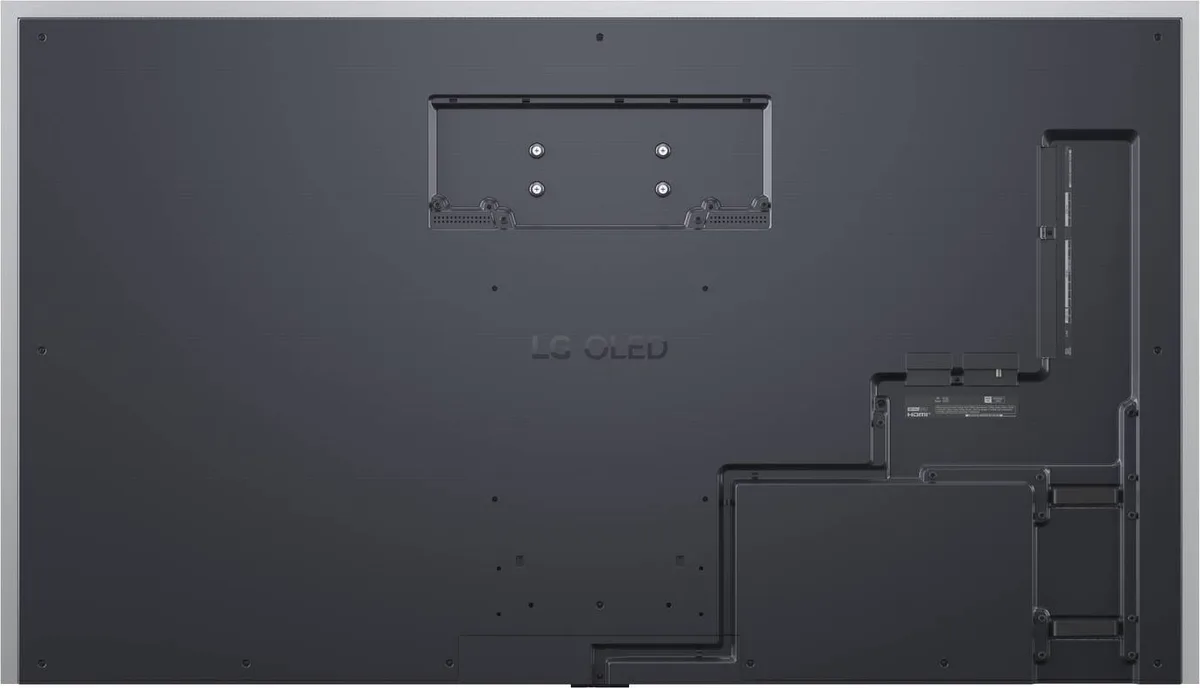 La vue arrière du téléviseur LG OLED77G5 2026 GALLERY DESIGN met en valeur son design « Gallery Design », caractérisé par des trous de fixation apparents, des ports et des éléments de façade travaillés, le tout dans une finition sombre et sophistiquée.