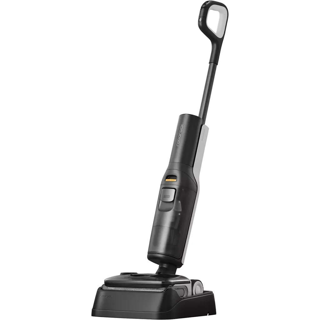 Un aspirateur vertical ROBOROCK à long manche, de couleur noire, posé sur un fond blanc.