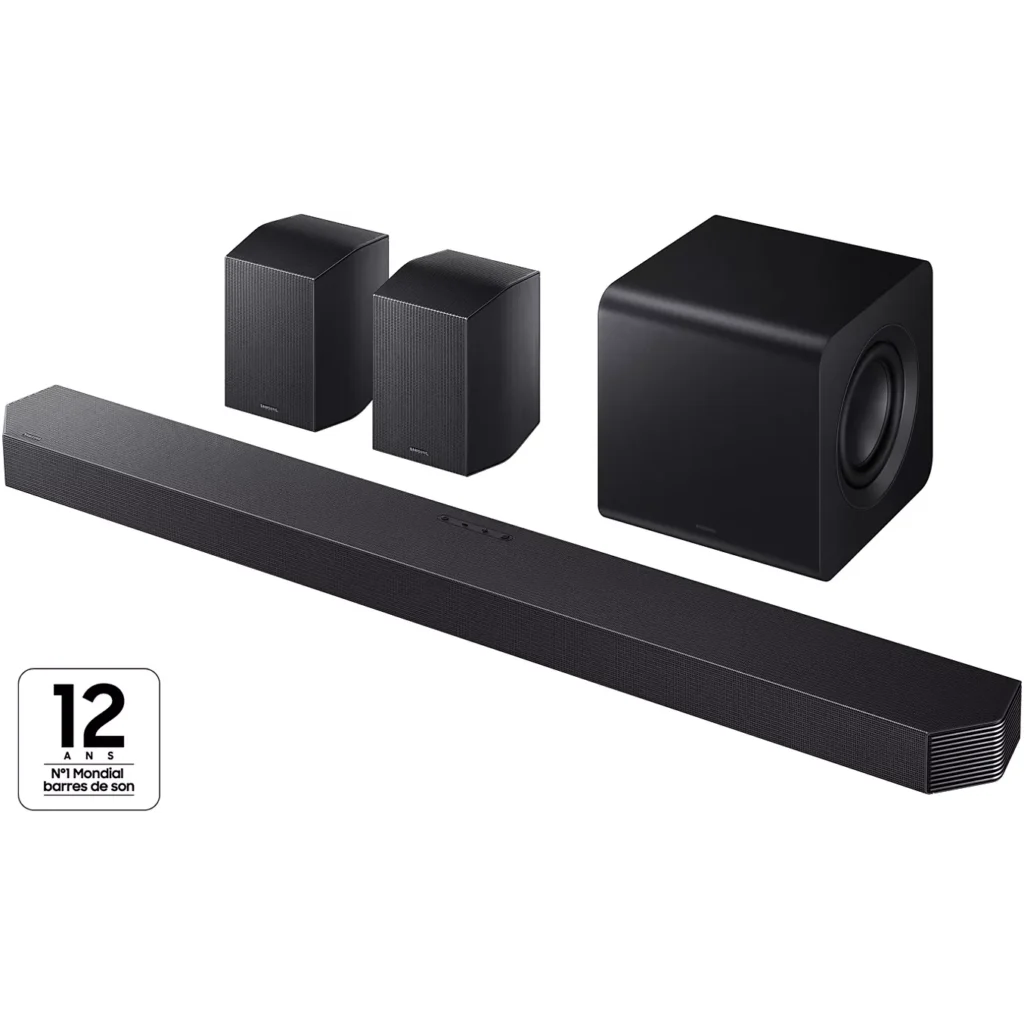 Découvrez une expérience audio immersive grâce à l'ensemble de barre de son SAMSUNG HW-Q930H, composé de deux enceintes arrière et d'un caisson de basses puissant, le tout présenté sur fond blanc. Profitez d'un divertissement cinématographique à domicile grâce à un son Dolby Atmos époustouflant.