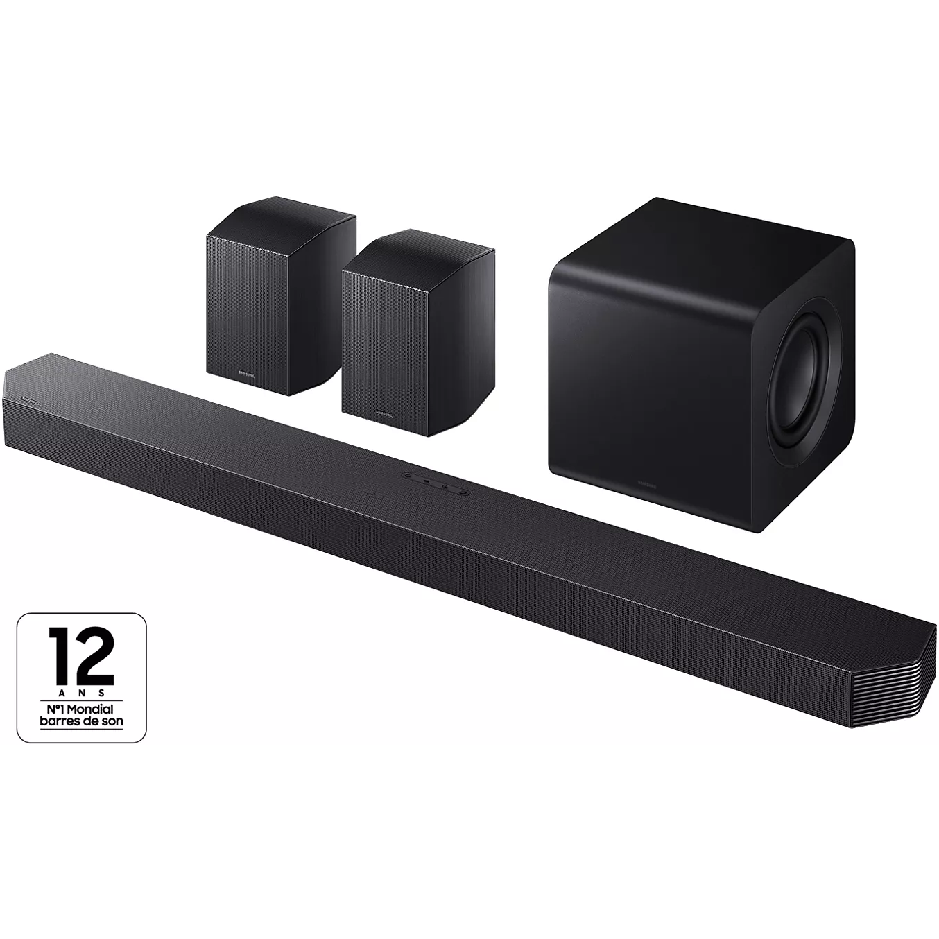 Découvrez une expérience audio immersive grâce à l'ensemble de barre de son SAMSUNG HW-Q930H, composé de deux enceintes arrière et d'un caisson de basses puissant, le tout présenté sur fond blanc. Profitez d'un divertissement cinématographique à domicile grâce à un son Dolby Atmos époustouflant.