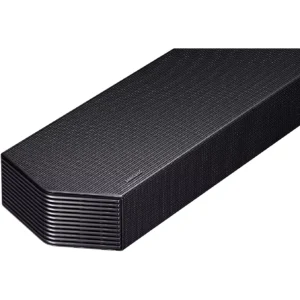 Gros plan sur une barre de son rectangulaire noire SAMSUNG HW-Q930H dotée d’une grille texturée et de bords arrondis, mettant en valeur son design haut de gamme et sa compatibilité avec le Dolby Atmos.