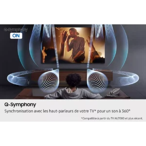 Une personne qui regarde la télévision tandis que des images musicales pleines de dynamisme prennent vie, enveloppée par les ondes sonores tourbillonnantes de la barre de son SAMSUNG HW-Q930H, voit s'allumer le message « Q-Symphony ON », lui offrant ainsi une expérience home cinéma véritablement immersive.