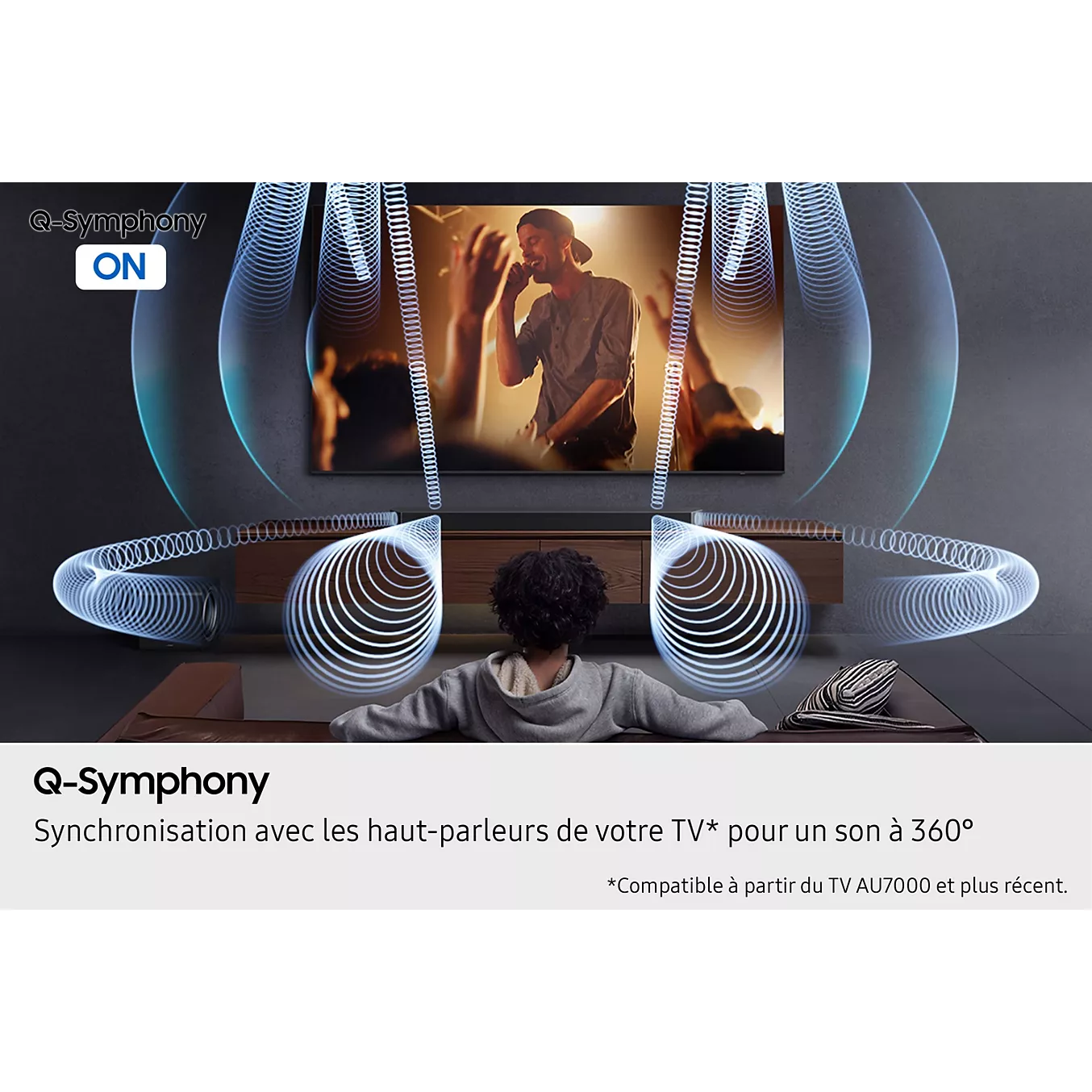 Une personne qui regarde la télévision tandis que des images musicales pleines de dynamisme prennent vie, enveloppée par les ondes sonores tourbillonnantes de la barre de son SAMSUNG HW-Q930H, voit s'allumer le message « Q-Symphony ON », lui offrant ainsi une expérience home cinéma véritablement immersive.
