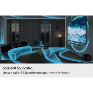 Découvrez un salon moderne où des ondes sonores d'un bleu éclatant émanent de votre téléviseur, de votre barre de son Samsung et de votre caisson de basses, mettant en valeur la technologie immersive Dolby Atmos de la SAMSUNG HW-Q930H.