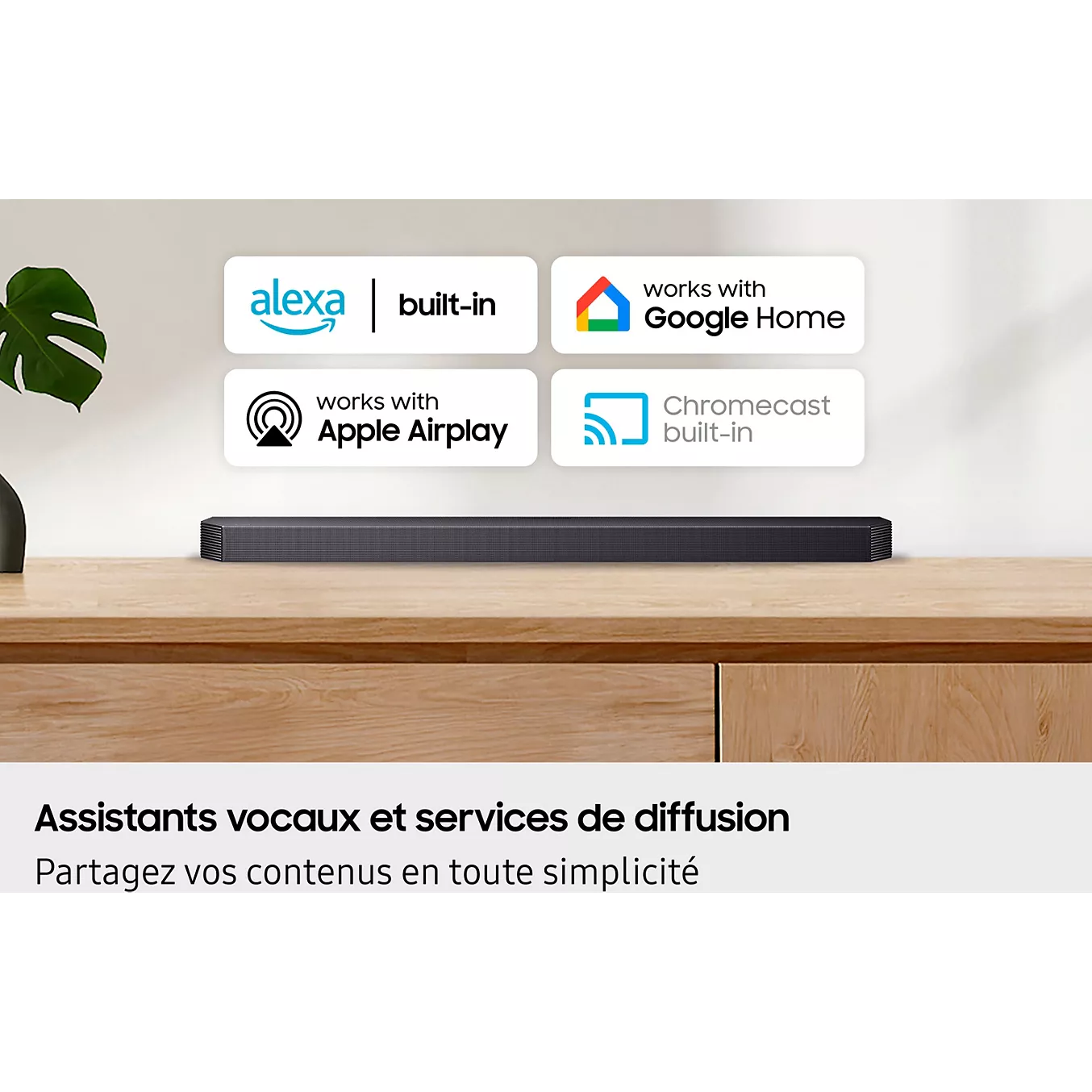 Une barre de son SAMSUNG HW-Q930H est posée sur une surface en bois, surmontée d’icônes représentant Alexa, Google Home, Apple AirPlay et Chromecast, soulignant ainsi les performances audio améliorées de ce modèle haut de gamme et son intégration parfaite dans un système domotique.