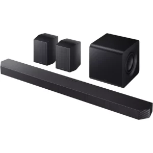 La barre de son SAMSUNG HW-Q930H, de couleur noire, est présentée avec deux enceintes cubiques compactes et un caisson de basses sur un fond blanc.