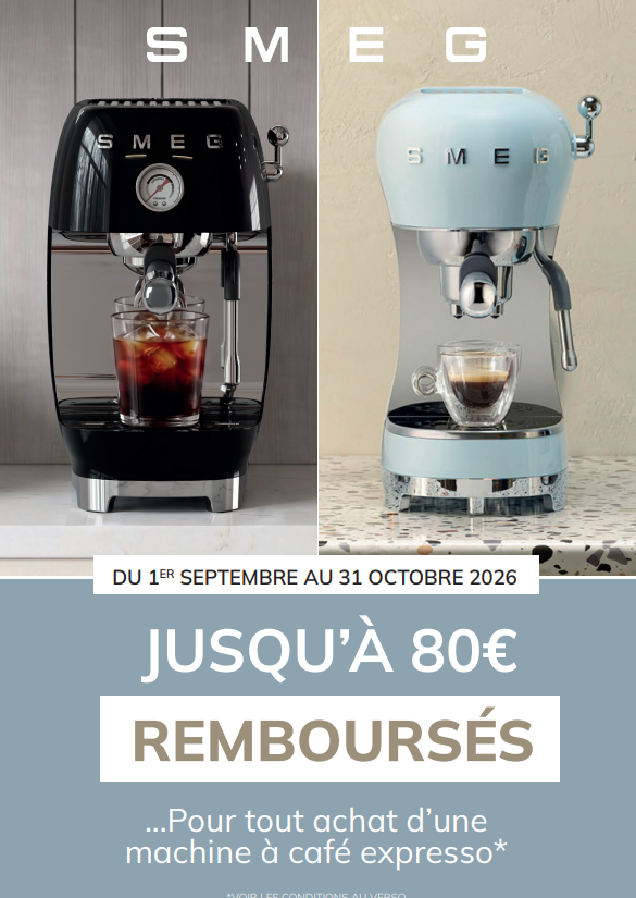 Deux machines à expresso SMEG, l'une noire servant du café glacé et l'autre bleue servant du café chaud, sont disposées côte à côte, illustrant à la perfection l'innovation élégante que PEM apportera en MAI JUIN 2026.