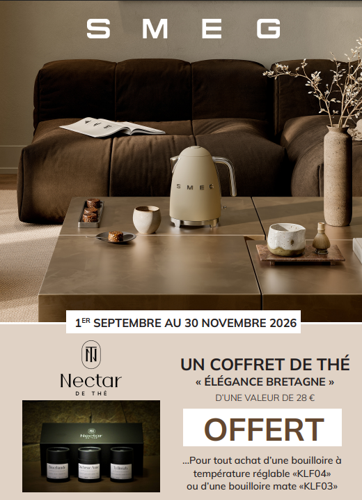 Une bouilloire SMEG beige posée sur une table basse, accompagnée d'un service à thé et d'un infuseur SMEG, dans un salon moderne ; on aperçoit un texte promotionnel en français mentionnant « 100 g de thé ».