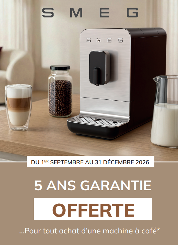 Machine à café robotisée SMEG sur une table, avec des tasses, du lait et des grains de café ; texte en français indiquant « garantie 5 ans ».