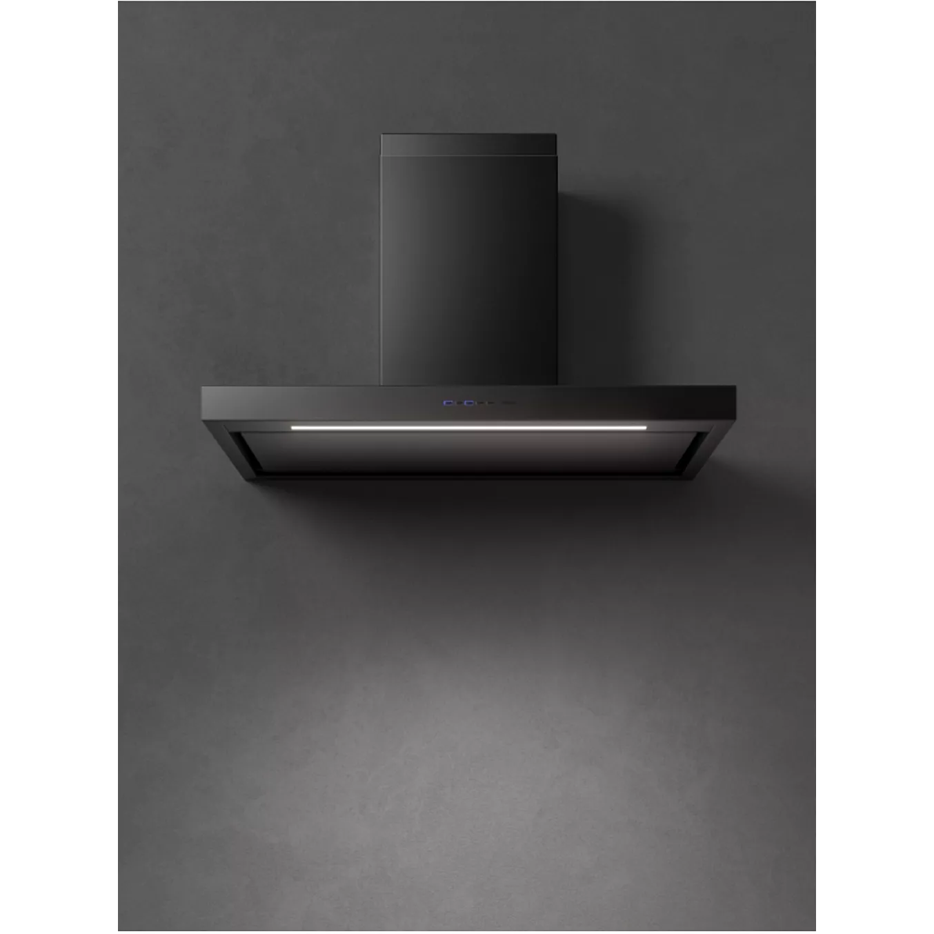 La FALMEC PLANEBLP1420 est une hotte de cuisine murale moderne de couleur noire, présentée comme un appareil élégant devant un mur gris foncé et vue de face.