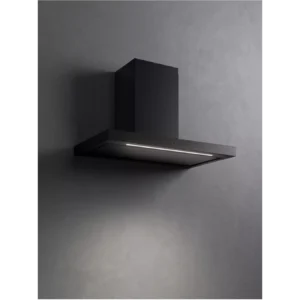 La hotte de cuisine moderne noire FALMEC PLANEBLP1420 est fixée à un mur gris, avec un éclairage intégré en dessous, ce qui apporte une touche d'élégance à la cuisine.