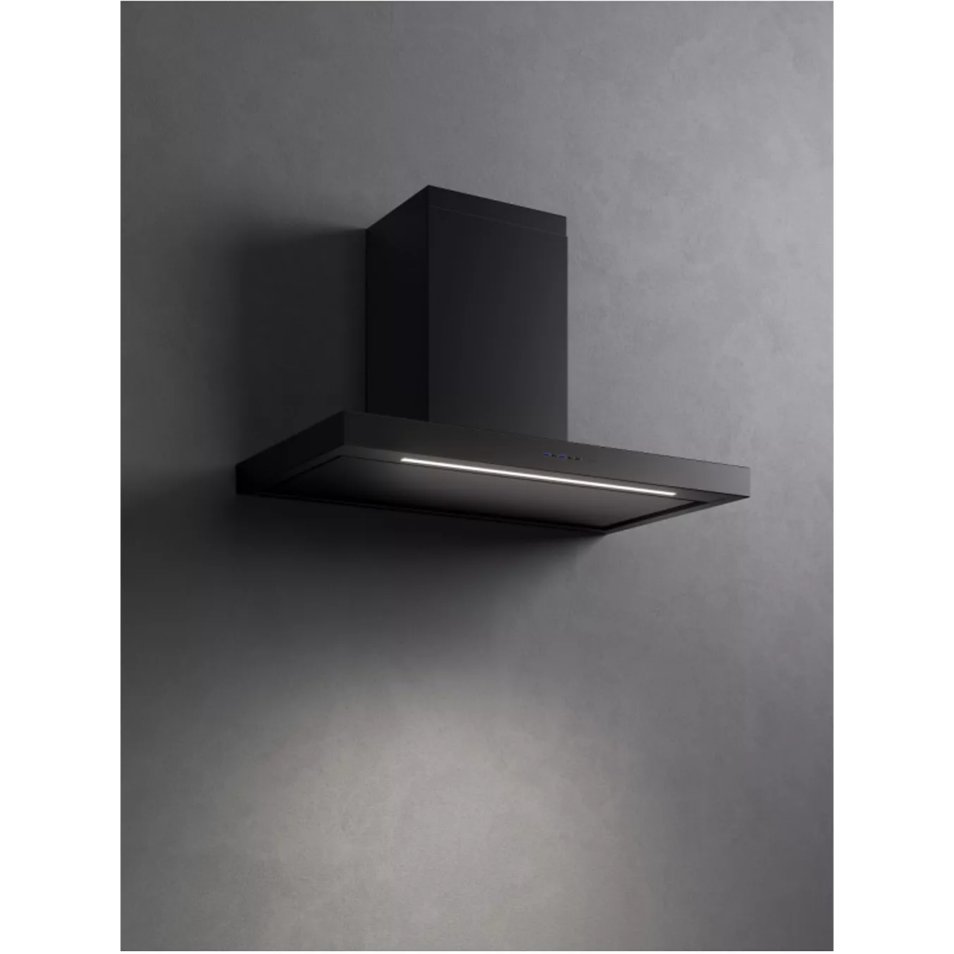 La hotte de cuisine moderne noire FALMEC PLANEBLP1420 est fixée à un mur gris, avec un éclairage intégré en dessous, ce qui apporte une touche d'élégance à la cuisine.