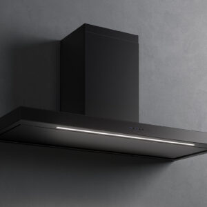 La hotte FALMEC PLANEBLP1420, un modèle noir aux lignes épurées, est installée sur un mur gris sobre.