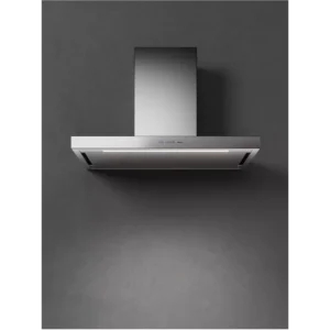 La hotte de cuisine murale en acier inoxydable FALMEC PLANEP1430 apporte une touche élégante et moderne à la cuisine ; elle se détache magnifiquement sur un mur gris uni.