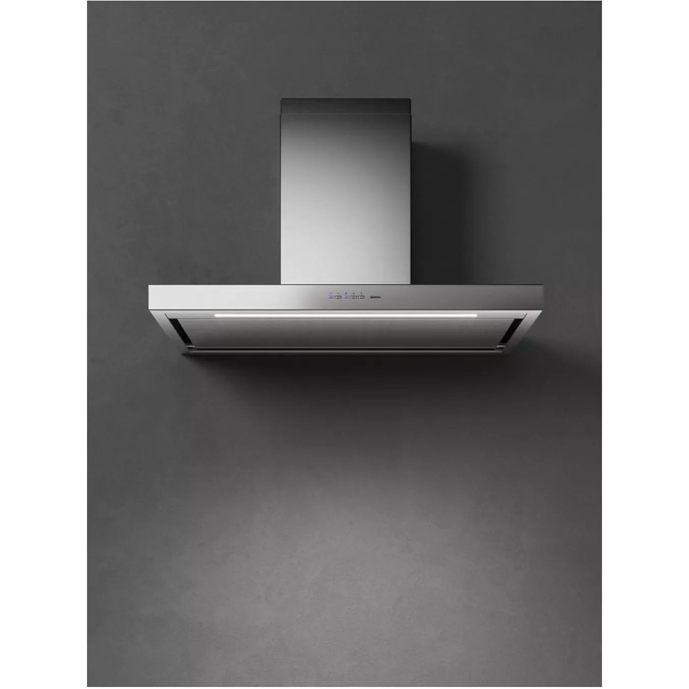 La hotte de cuisine murale en acier inoxydable FALMEC PLANEP1430 apporte une touche élégante et moderne à la cuisine ; elle se détache magnifiquement sur un mur gris uni.