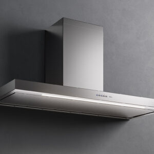 Une hotte de cuisine FALMEC PLANEP1430 en acier inoxydable est fixée à un mur gris.
