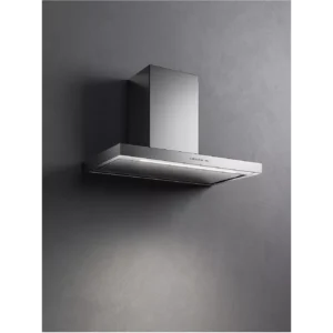 La hotte de cuisine murale FALMEC PLANEP1430 en acier inoxydable apporte une touche d'élégance à un mur gris uni.