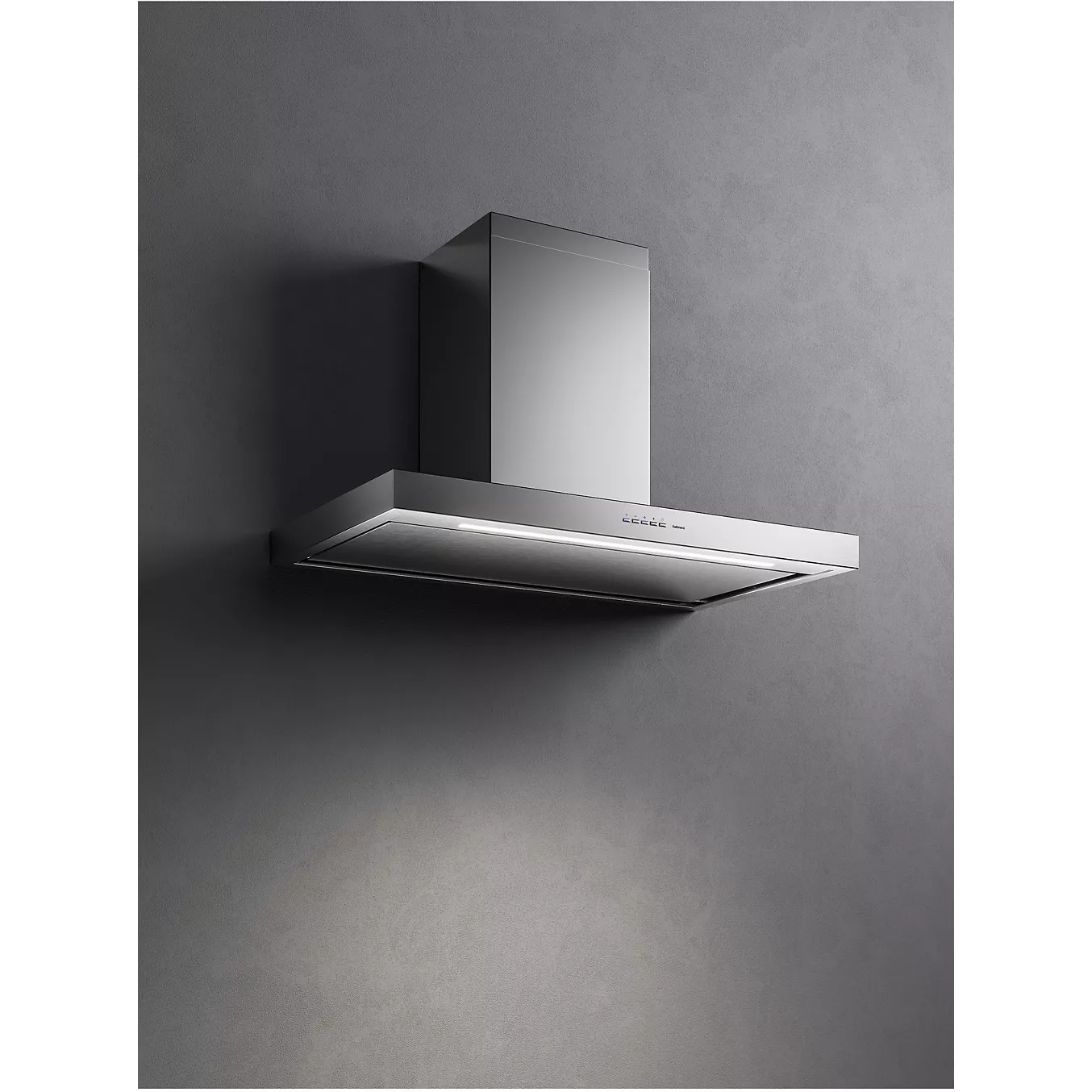 La hotte de cuisine murale FALMEC PLANEP1430 en acier inoxydable apporte une touche d'élégance à un mur gris uni.