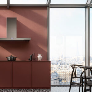 Cuisine contemporaine dotée de meubles de cuisine d'un rouge vif, d'une grande baie vitrée offrant une vue imprenable sur la ville et, au premier plan, d'une table ornée d'un vase rempli de fleurs. Elle est mise en valeur par l'élégante hotte FALMEC PLANEP1430, qui assure une ventilation performante et raffinée.