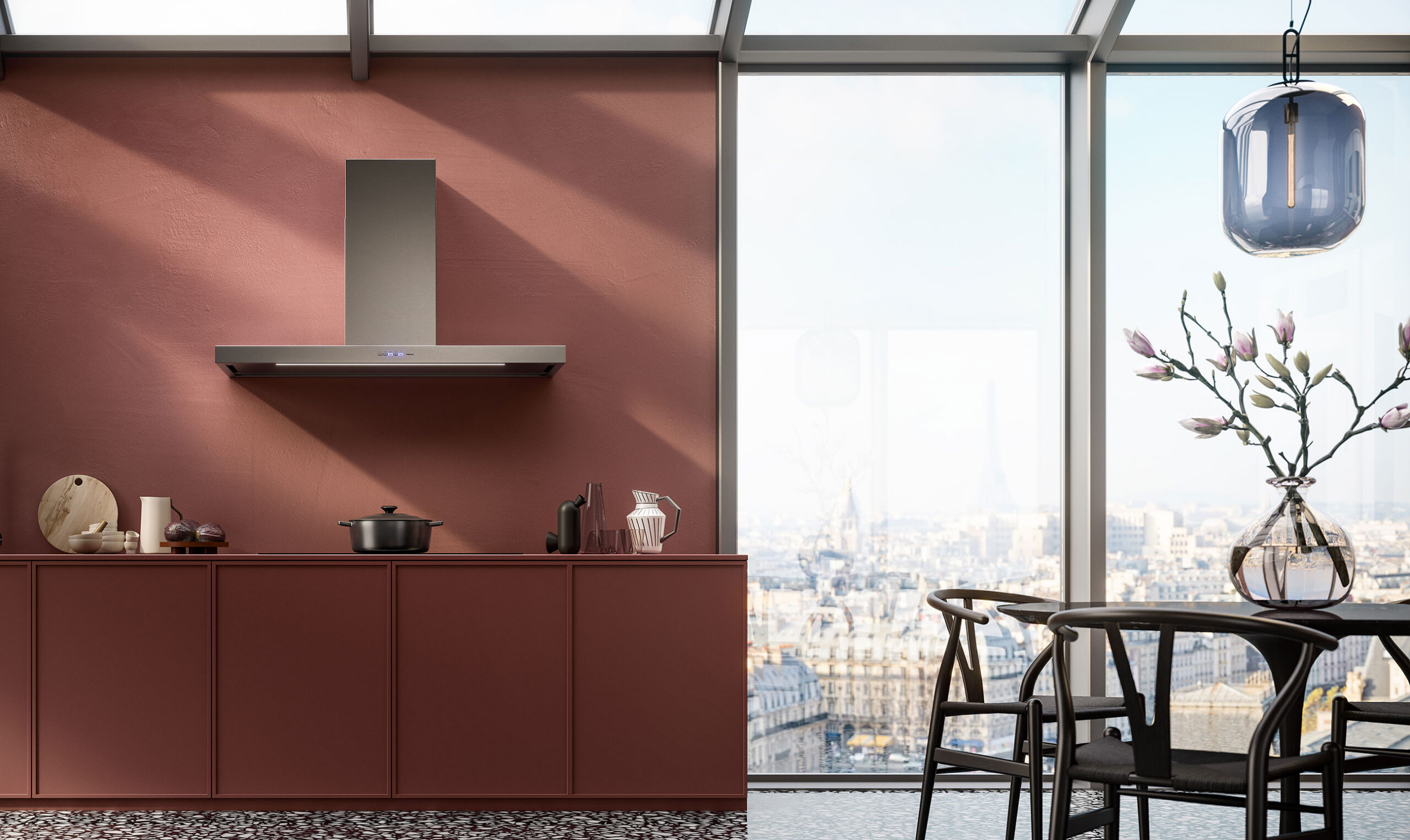 Cuisine contemporaine dotée de meubles de cuisine d'un rouge vif, d'une grande baie vitrée offrant une vue imprenable sur la ville et, au premier plan, d'une table ornée d'un vase rempli de fleurs. Elle est mise en valeur par l'élégante hotte FALMEC PLANEP1430, qui assure une ventilation performante et raffinée.