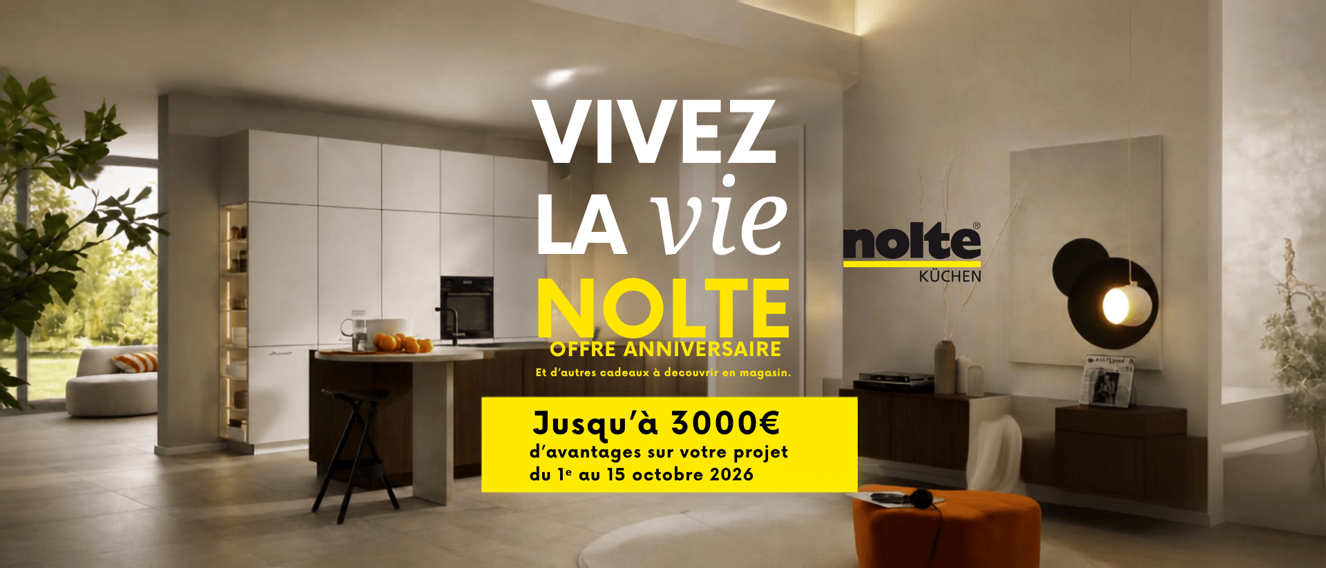 Cuisine moderne avec des éléments blancs, un îlot et une offre promotionnelle Nolte permettant d'économiser jusqu'à 3 000 € dans le cadre de notre offre anniversaire exclusive, valable jusqu'en septembre 2026.