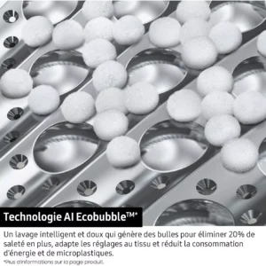 Gros plan sur des bulles de mousse blanche sur le tambour métallique d'une machine à laver, mettant en avant la technologie AI Ecobubble intégrée au modèle SAMSUNG WW11DG5B25AE.