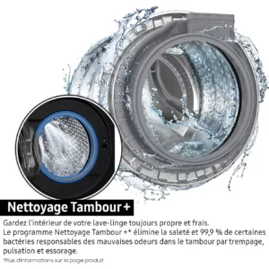 Une porte de lave-linge ouverte, d'où jaillissent des éclaboussures d'eau, met en avant la fonction de nettoyage du tambour du modèle SAMSUNG WW11DG5B25AE, accompagnée d'un texte en français soulignant ses avantages.